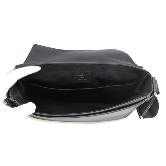 Louis Vuitton District PM Bag Taiga Black - Picture 5 of 6